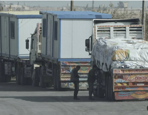 897 شاحنة مساعدات دخلت غزة الثلاثاء