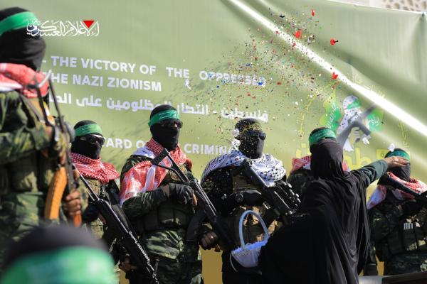 منصة وتوقيع ومسيرات .. رسائل من المقاومة في تسليم المحتجزات