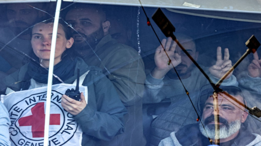 أسرى فلسطينيون يتجهون إلى القاهرة بعد تحريرهم