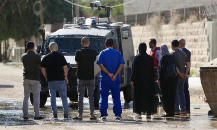 الاحتلال يجبر أهالي مخيم جنين على إخلاء منازلهم ويعتقل 25 فلسطينيا بالضفة