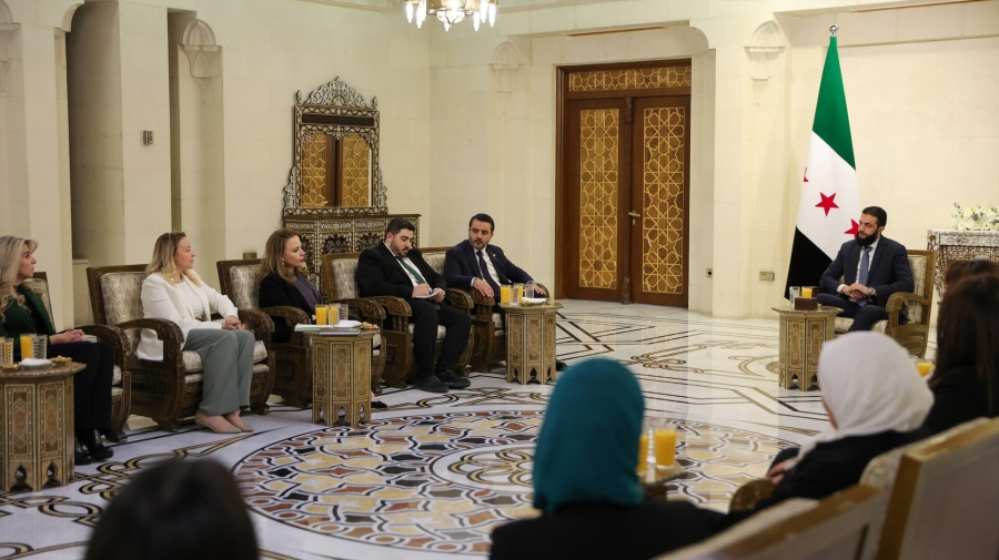 وحدة ما في غيرها..الشرع يرحب مازحا بزوجته خلال لقائه وفدا نسائيا من الجالية السورية بأمريكا