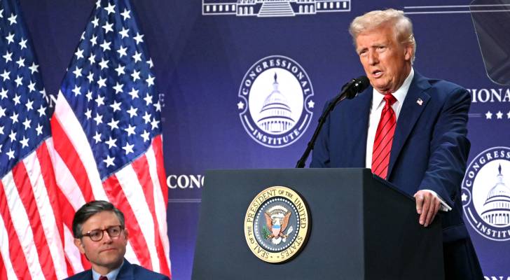 قاضية أميركية تصدر قراراً بوقف أمر ترامب تجميد المنح والقروض الفدرالية