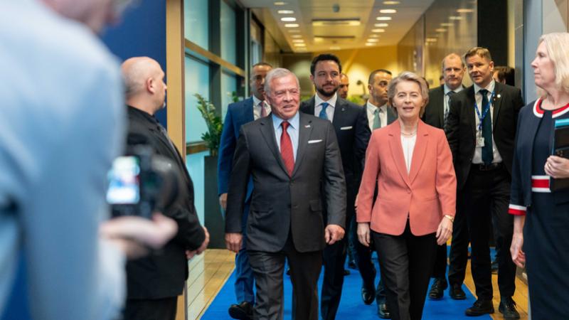 الملك يلتقي مسؤولين بالاتحاد الأوروبي ويؤكد أهمية تدفق المساعدات إلى غزة ويحذر من التصعيد في الضفة