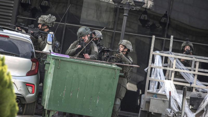 اقتحم حفل زفاف واحتجز عريسًا في الخليل.. الاحتلال يصعد عدوانه في الضفة