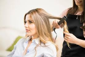 طرق فعّالة لتفتيح شعركِ في المنزل والحصول على مظهر مميز وجذاب