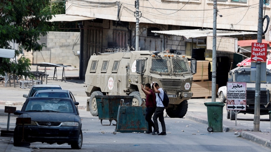 مستوطنون ينفذون أعمال تجريف جنوب الخليل