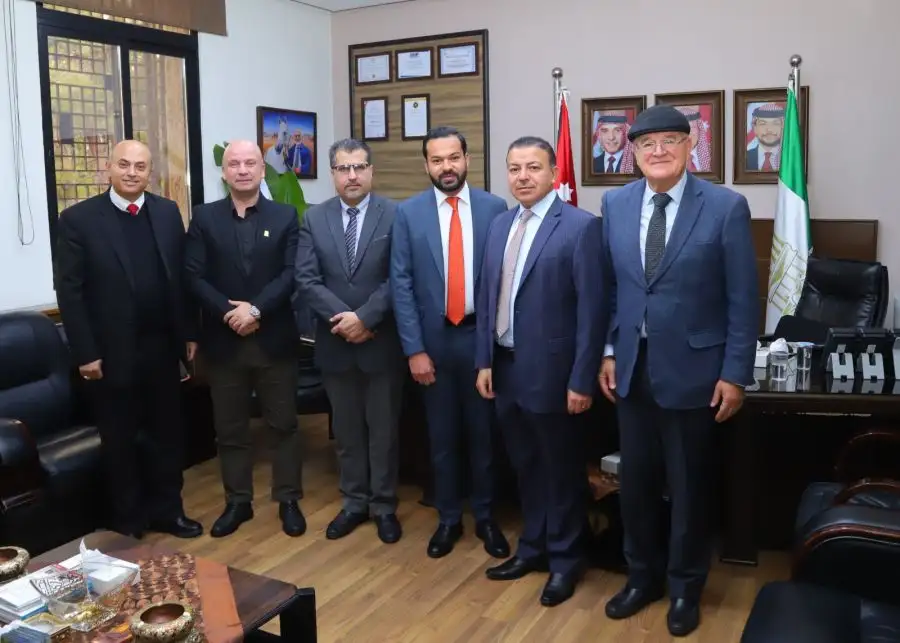 بالصور..جامعة البترا تكرم أبا وأبنه من خريجيها تقديرا لتميزهما في سوق العمل: الصيدلاني الدكتور صبري كتكت ونجله الدكتور قصي