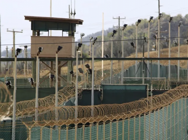 مستشار ترامب: المهاجرون غير الشرعيون سيبقون في غوانتانامو لحين ترحيلهم