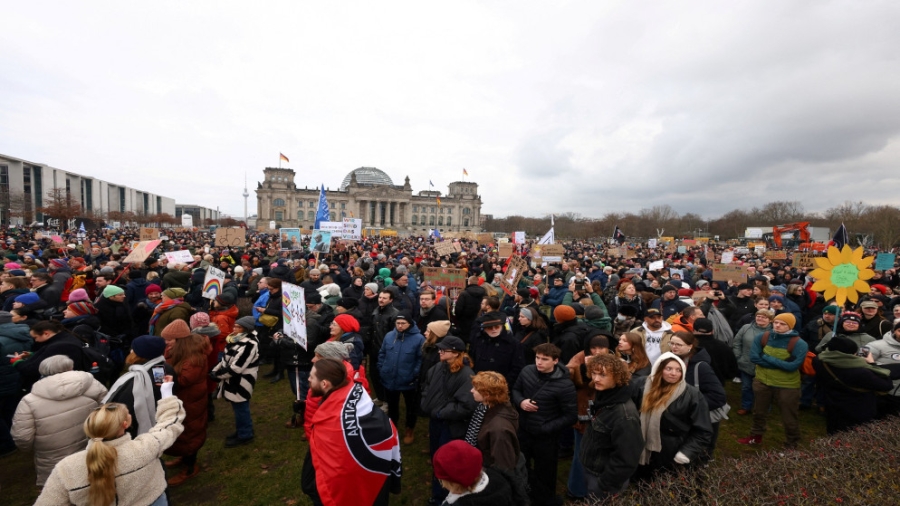 عشرات الآلاف يحتجون في برلين ضد مشروع قانون مناهض للهجرة