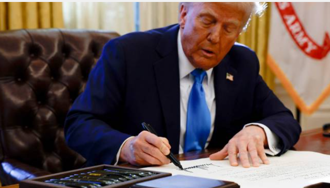 ترمب يوقع مذكرة تمنع إيران من امتلاك سلاح نووي