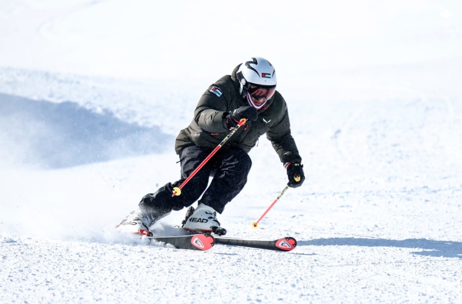 لاعب المنتخب الوطني للتزلج يبدأ تدريباته بالصين استعدادا للألعاب الآسيوية الشتوية