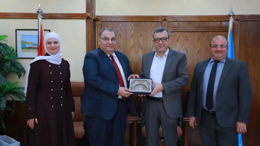 جامعة الزرقاء توقّع اتفاقية تعاون مع شركة سنا لصناعة الأدوية