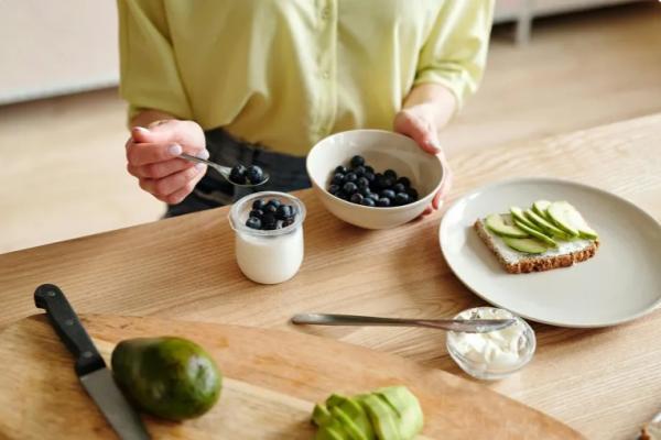 لست في حاجة لتقييد طعامك .. 5 خيارات غذائية لتعزيز صحتك