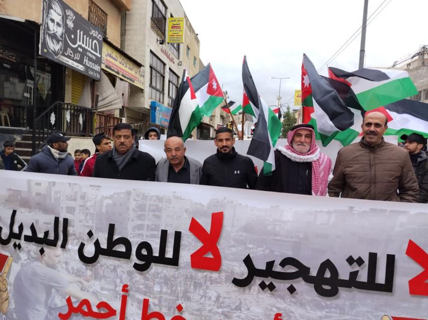 أبناء مخيم البقعة يخرجون بمسيرة مؤيدة لمواقف الملك