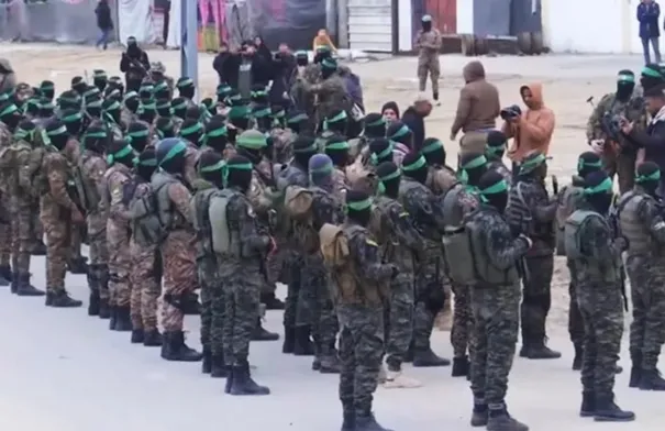 طواقم الصليب الأحمر تتجه لاستلام الأسرى وسط القطاع