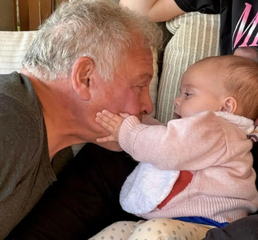 ولي العهد ينشر عبر انستغرام : إيمان مع الجد الغالي