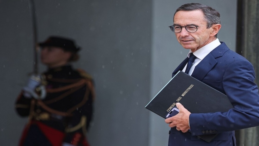 وزير الداخلية الفرنسي يتمسك بملف الهجرة ضد الجزائر