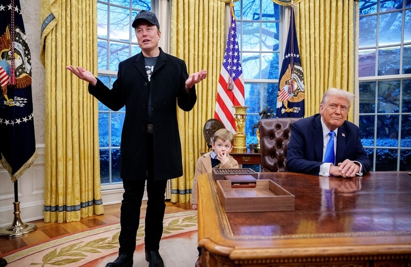 صورة ابن إيلون ماسك في البيت الأبيض تعيد للأذهان مشهدا تاريخيا لنجل جون إف كينيدي