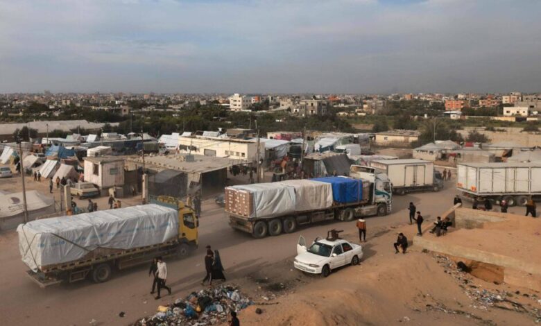 “إسرائيل” تخضع لحماس.. إدخال الوقود ومساكن مؤقتة لغزة بشكل عاجل