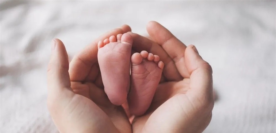 بدت عليها ملامح التعب والإرهاق.. هكذا أطلت الفنانة  سلمى أبو ضيف بعد ولادة ابنتها (صورة)