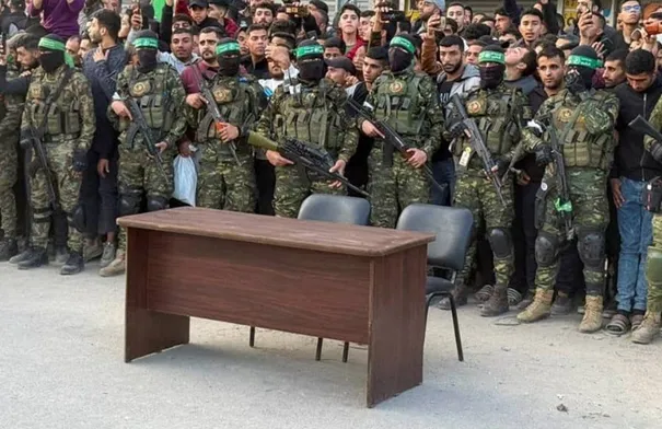 هدية باهظة الثمن من المقاومة لأحد الأسرى.. تعرف عليها