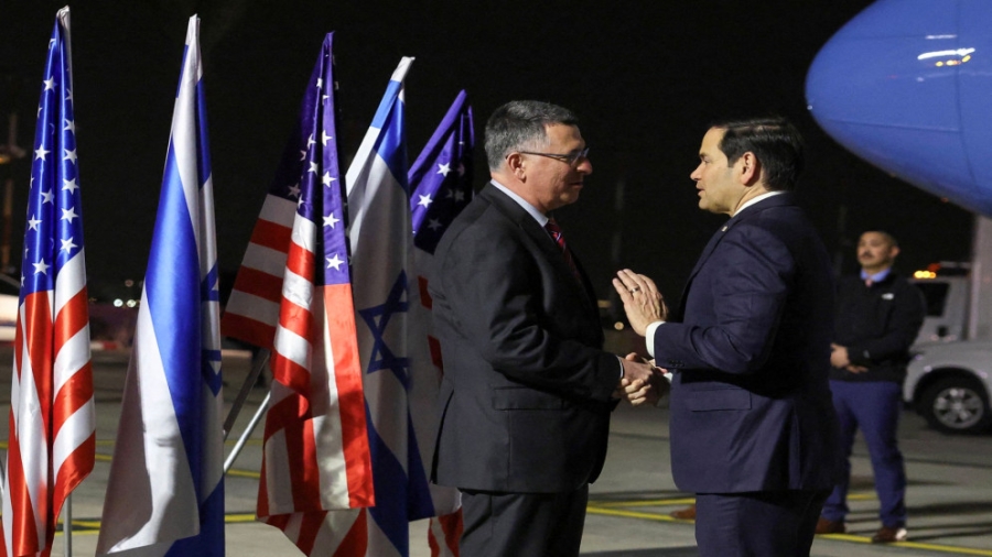 وزير الخارجية الأميركي يصل إلى تل أبيب في أول زيارة للشرق الأوسط