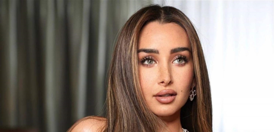 أطلت بالحجاب والعباءة السوداء.. فنانة شهيرة تخطف الأنظار في الرياض