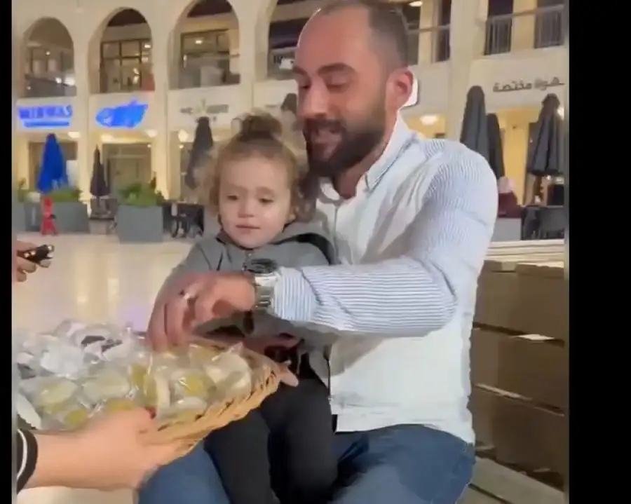 لما وزعت القصور الملكية في العقبة الكنافة والشوكولاتة؟