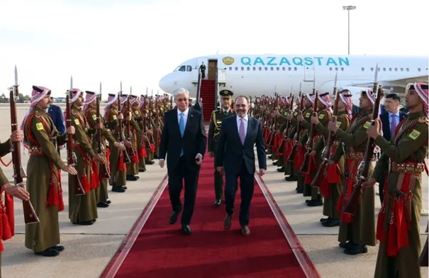 الأمير علي ورئيس الوزراء يستقبلان رئيس كازاخستان لدى وصوله عمان