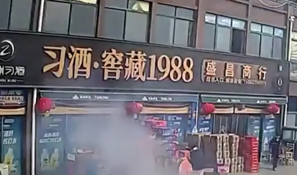 الصين .. سيجارة مشتعلة تتسبب في كارثة داخل متجر ألعاب نارية