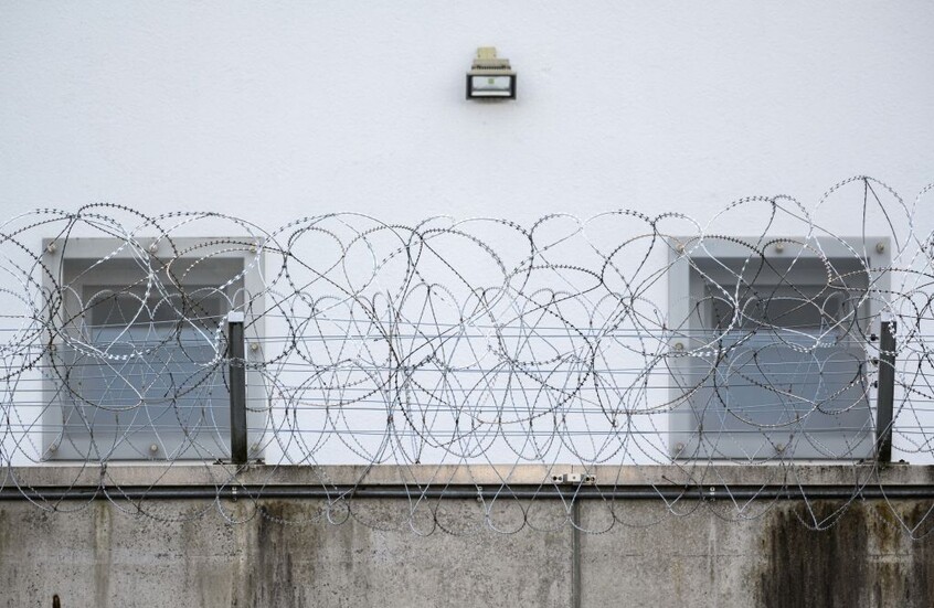 شبكة حقوقية تطالب بتحرك عاجل لإنهاء معاناة 2000 معتقل سوري في لبنان