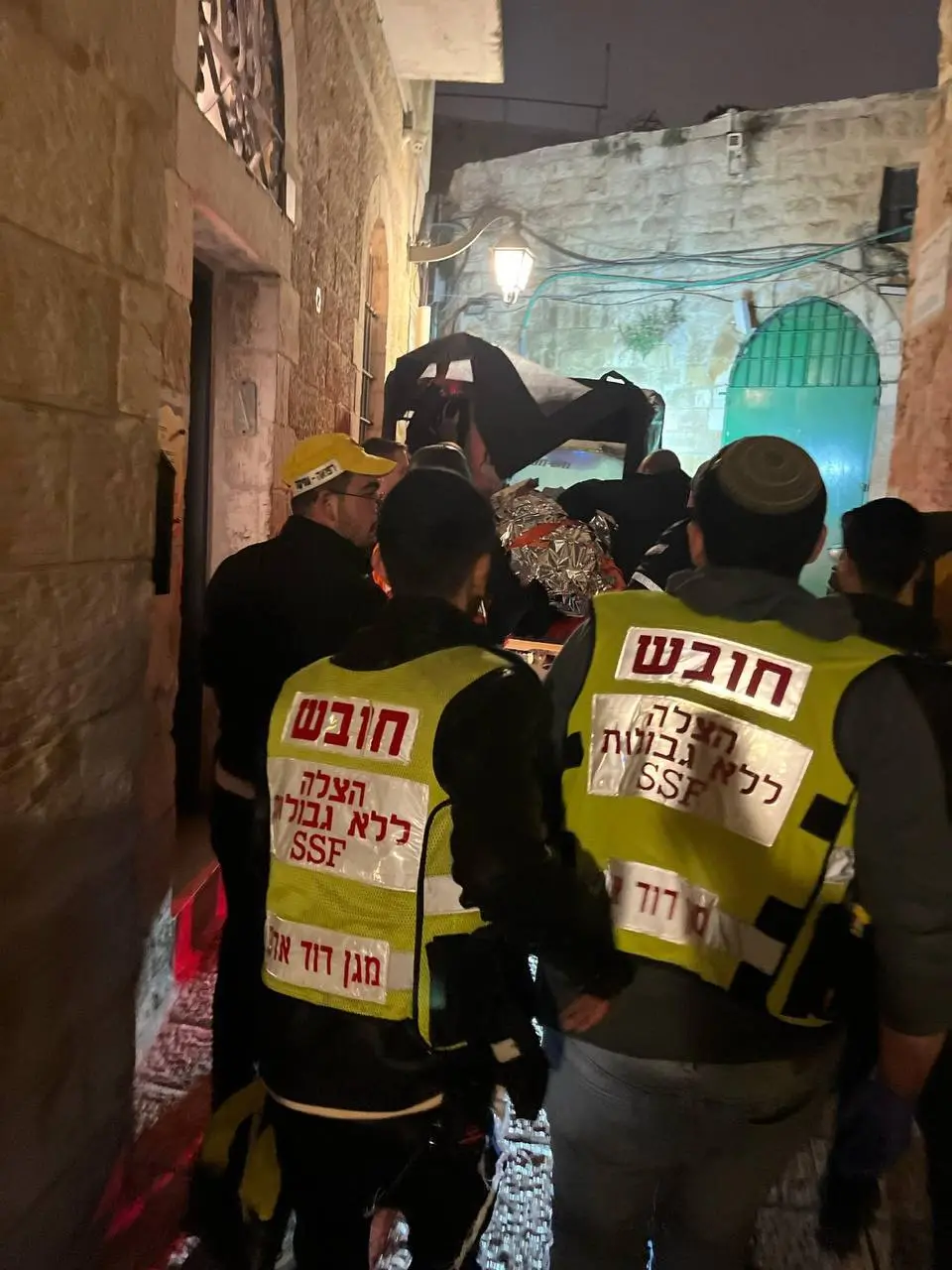 إصابة إسرائيلية بعملية طعن في القدس بواسطة “بلطة” وانسحاب المنفذ