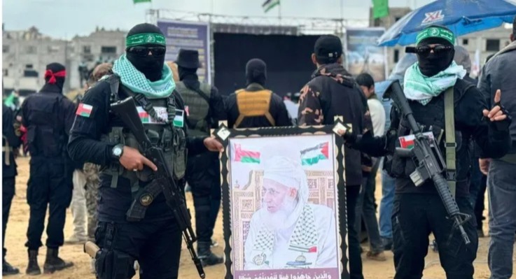 القسام ترفع صورة مفتي عُمان خلال تسليم جثامين إسرائيليين .. والأخير يعلق