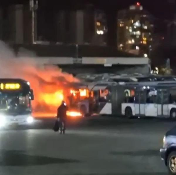 انفجار واندلاع حريق في تل أبيب .. والبحث عن عبوات داخل حافلات