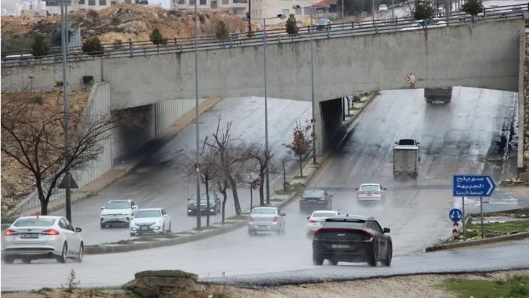 إغلاق 24 جسرا في العاصمة عند منتصف الليل بسبب الانجماد