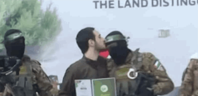 في لفتة اثارت الانتباه جندي إسرائيلي يقبل رأس احد افراد الـقـسـام
