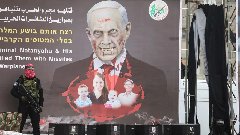 قبلة وفيديو القافلة .. سر غضب نتنياهو وتأجيله إطلاق الأسرى