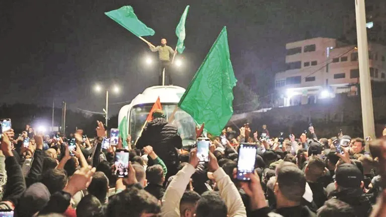 إعلام عبري: تأخر إطلاق سراح الأسرى الفلسطينيين يعرض الاتفاق للخطر