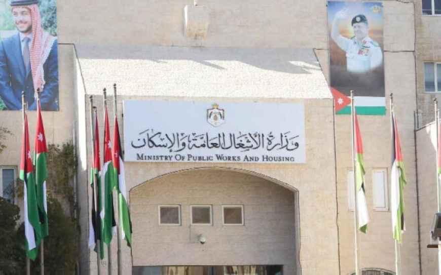 «الأشغال»: اعتداءات على الشواخص وحواجز الأمان وأغطية المناهل