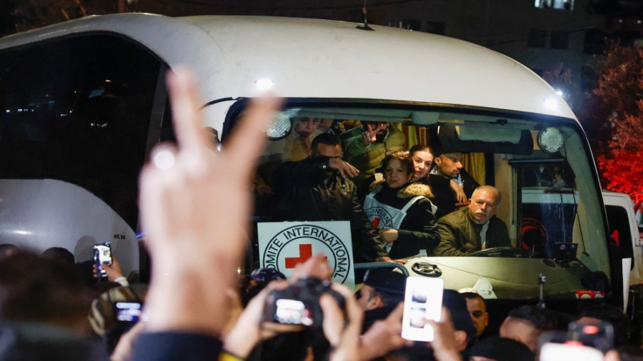 تسليم جثث إسرائيليين للصليب الأحمر واستقبال جماهيري للأسرى الفلسطينيين