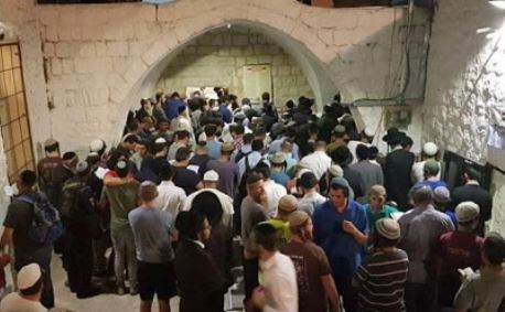 مستوطنون متطرفون يقتحمون مقام يوسف شرق نابلس