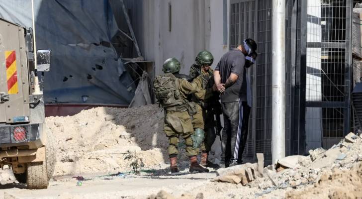 الاحتلال يعتقل 25 فلسطينيًا من الضفة الغربية بينهم أطفال خلال يوم