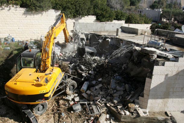 الاحتلال يهدم منزلا في بيت حنينا شمال القدس