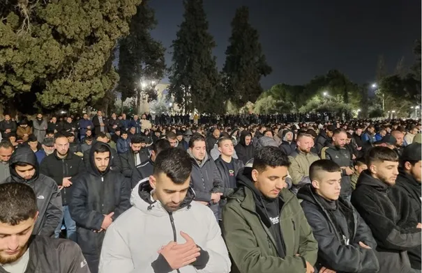 80 ألفا يؤدون صلاتي العشاء والتراويح في المسجد الأقصى