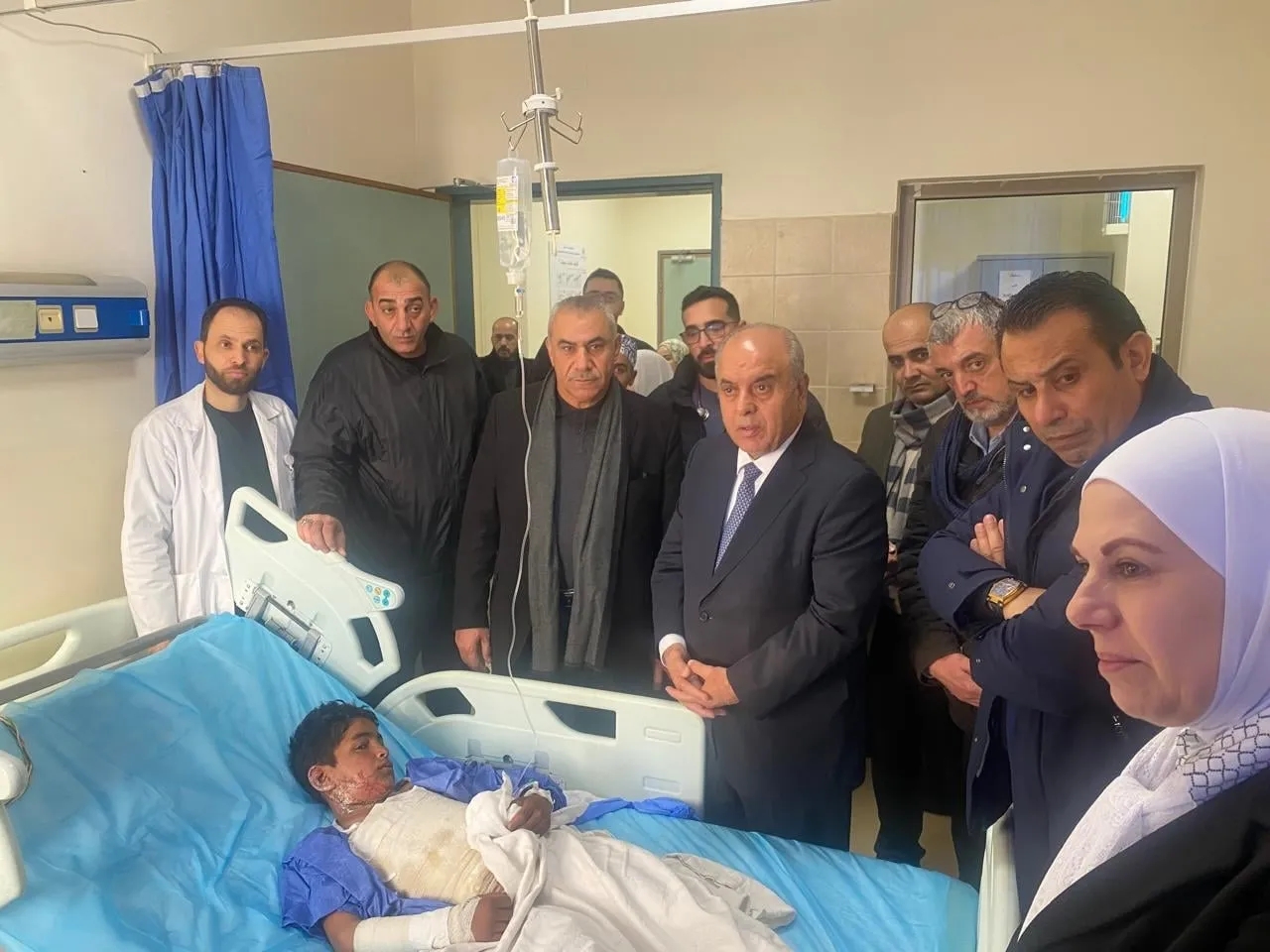 وزير التربية يطمئن على الحالة الصحية للطالب الذي تعرض للحرق على يد زملائه بالرصيفة