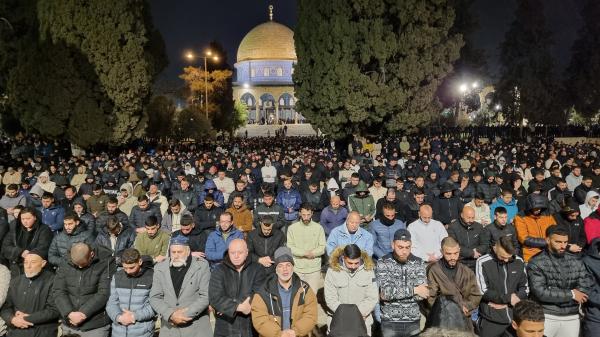 85 ألف يؤدون صلاتي العشاء والتراويح في الأقصى ( فيديو )