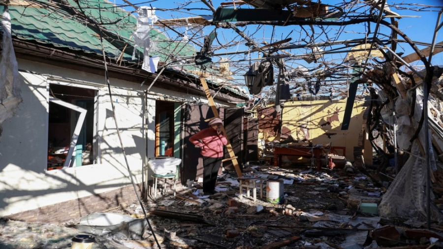 حاكم: مقتل 4 وإصابة 18 في غارة روسية على بلدة بشرق أوكرانيا