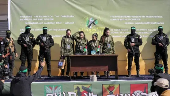 رهائن مفرج عنهم يطالبون نتنياهو بتنفيذ الاتفاق مع حمـاس