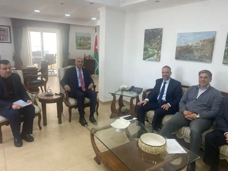 الردايدة يبحث مع الحاج الاشتراطات البيئية الجديدة على مزارع تربية الأبقار