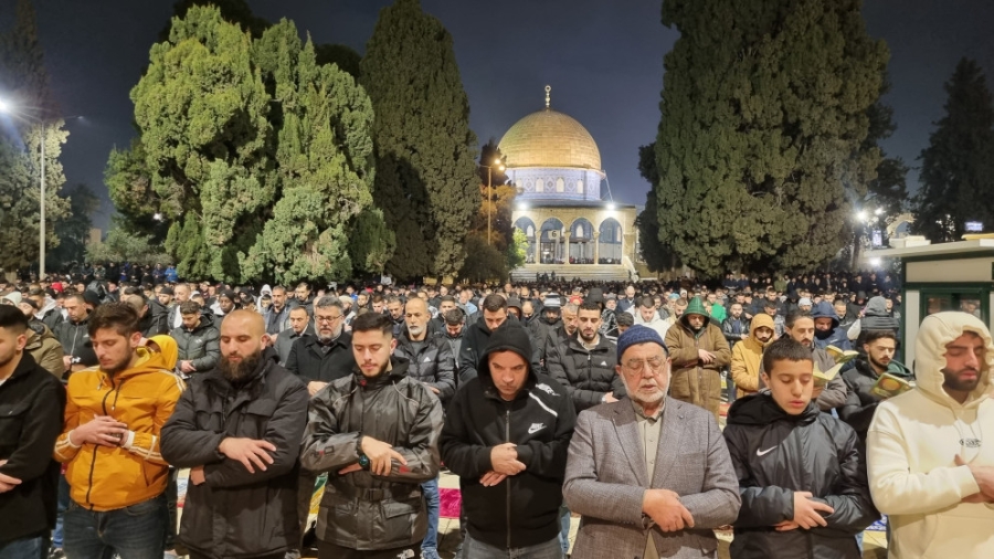 60 ألفا يؤدون صلاتي العشاء والتراويح في رحاب المسجد الأقصى